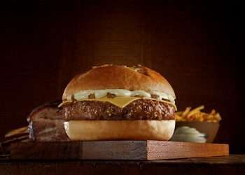 Bob's lança sanduíche Bob's Costela Artesanal em parceria com a Friboi