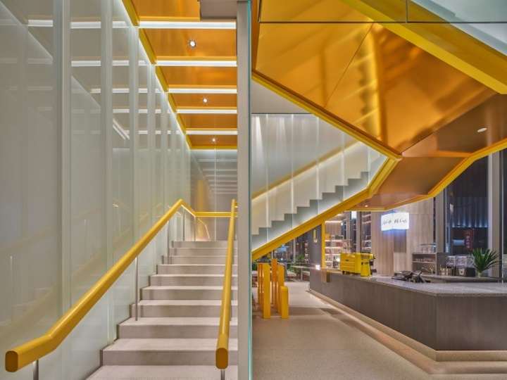 Flagship do McDonald's em Xangai inova com livraria e espaço de convivência