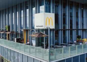 Flagship do McDonald's em sua sede em Xangai inova com livraria e espaço de convivência