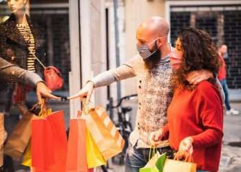 Movimento nas lojas cresce 9,7% em dezembro na comparação com 2020