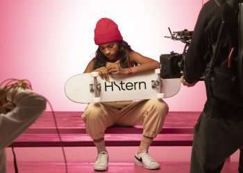 Com rostos da geração z, marcas tentam rejuvenescer sua imagem