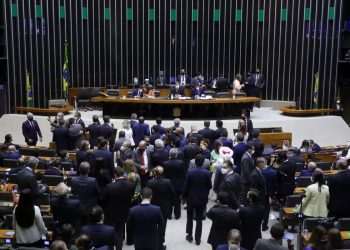 Câmara rejeita destaques e aprova em 2º turno PEC Kamikaze