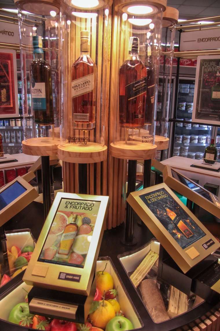 Diageo, dona da Johnnie Walker, aposta no modelo store in store no Brasil