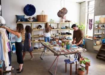 Fluxo de pessoas no varejo sobe, mas lojas de rua perdem público ante 2020