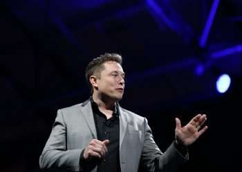 Elon Musk vai demitir mais de 14 mil funcionários da Tesla para reduzir custos de operação