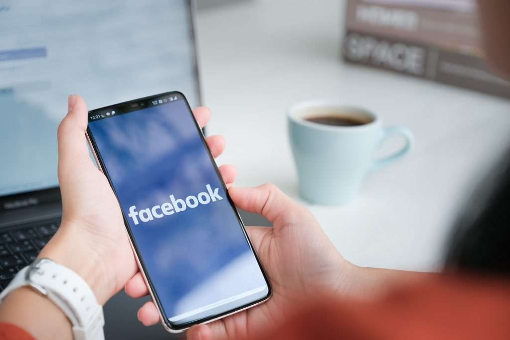 França multa Google e Facebook por gestão de dados de usuários