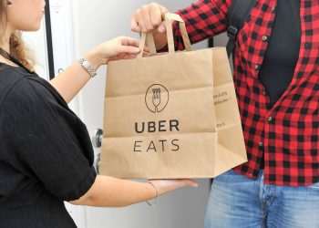 Uber Eats vai deixar de fazer entregas de restaurantes no Brasil em março
