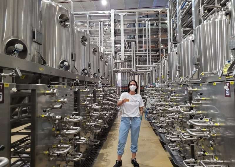 Ambev lança cerveja com lucro revertido para reinserção de mulheres no mercado