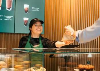 Funcionários da Starbucks fazem greve em mais de 100 lojas nos EUA