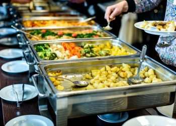 Consumidores pretendem reduzir gastos com alimentação fora do lar