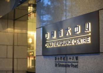 -bolsa-de-hong-kong-suspende-negocios-com-acoes-da-evergrande