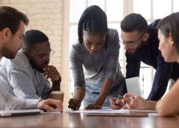 Mulheres negras são apenas 3% entre líderes nas empresas