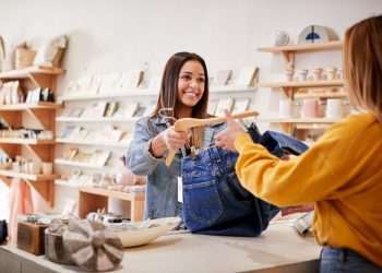 Consumidor vai comprar o presente do Dia das Mães em lojas físicas
