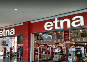 Filas para aproveitar as promoções da despedidas da Etna e unidade da Livraria da Vila