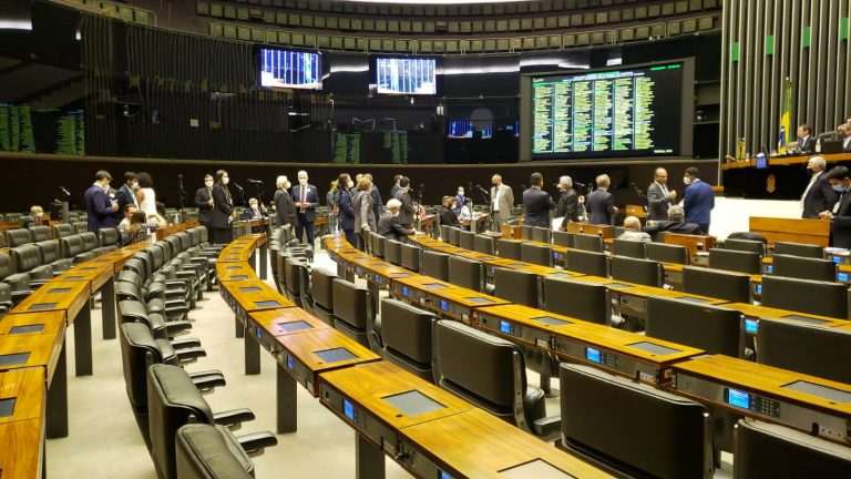 Câmara aprova texto-base da PEC Kamikaze em primeiro turno