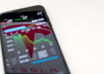 Investidores da Tesla expressam frustração com compra do Twitter por Elon Musk