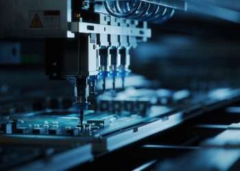 Montadoras e indústria de eletrônicos voltam a parar produção por falta de peças