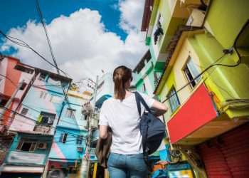 Mercado Livre e Shopee são as principais plataformas de compras nas 15 maiores favelas do Brasil