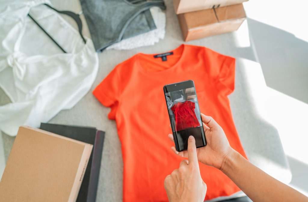 1 - ARTIGO Título: Digital Brick Stores 3 – A experiência do consumidor em xeque Autor: Luiz Guilherme Baldacci, Friedman Destaque: "A experiência vivenciada em todos os canais de contato com o cliente tem que ser uniforme em sua alta qualidade e poder de engajamento." 2 - OPINIÃO DE MERCADO Título: O mercado que cresce mais que o varejo tradicional Autor: Mauricio Queiroz, Grupo MQ Destaque: "Não faltam exemplos de grandes marcas que já perceberam o movimento e estão se adaptando ao mercado de revenda e segunda mão."