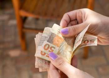 Congresso aprova salário mínimo de R$ 1.294 para 2022