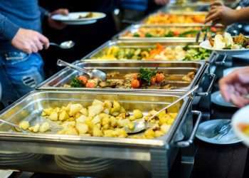 Gastos com alimentação comprometem mais de 60% do salário do brasileiro