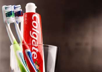 Colgate investe em marketplace para venda direta a dentistas 