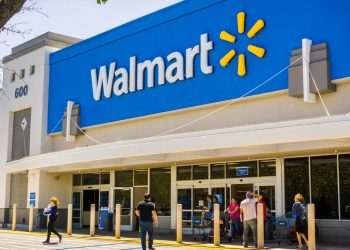 Walmart demite centenas de funcionários, após queda nos lucros