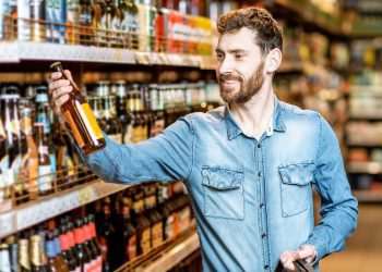 Cerveja e salgadinhos vão movimentar varejo físico e delivery em jogos da Copa