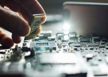 Falta de chips persiste no Brasil, mas fica menos grave