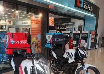 Drogaria São Paulo começa a realizar entregas com o auxílio de motos elétricas