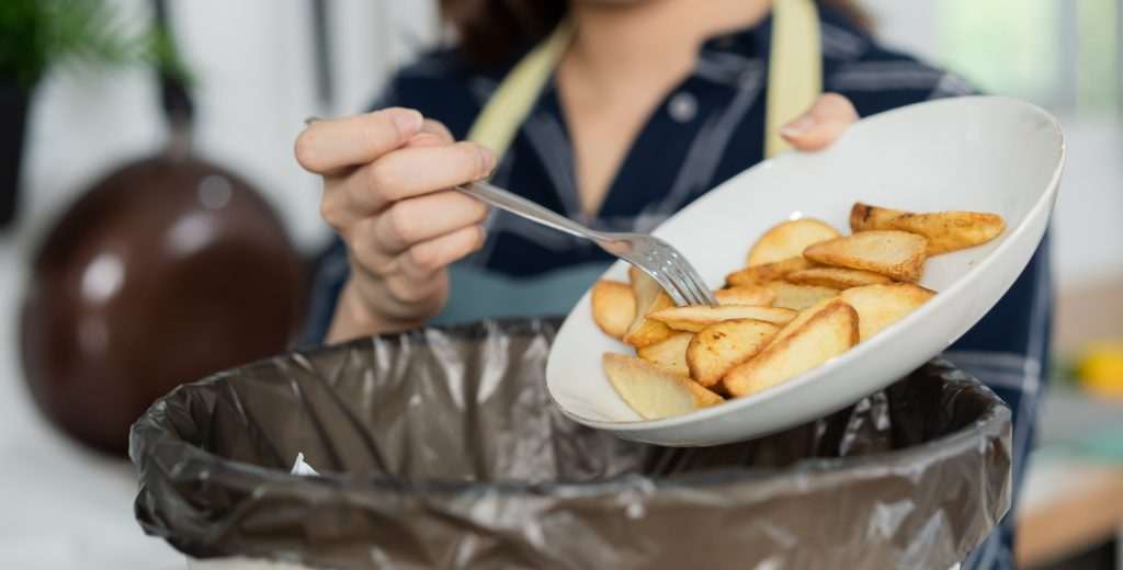 Mais de 60% dos restaurantes geram sobras de alimentos, mas só 37% fazem doações