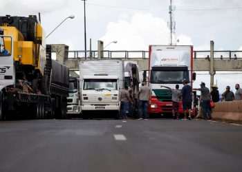 Caminhoneiros não aceitam derrota de Bolsonaro e bloqueiam rodovias em diversos Estados