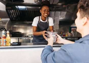 Serviços de alimentação têm mais de mil empresas abertas por dia útil no primeiro semestre