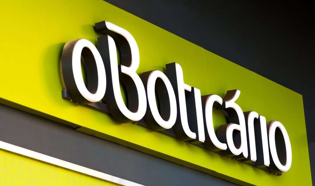 Boticário espalha totens com protetor solar em capitais brasileiras e incentiva uso diário e reaplicação do produto