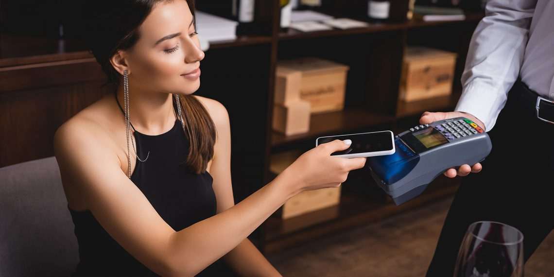 Adoção do Tap to Phone da Visa cresce 46% ao mês no Brasil em 2022