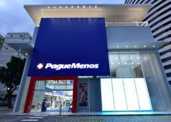 A integração com a Extrafarma foi uma integração muito bem executada. Antecipamos essas sinergias em até seis meses. Diante disso conseguimos ter uma integração muito forte com toda a parte logística, de estoque e de mix de produto, refletindo nas vendas. Estamos fazendo algumas conversões de bandeira, para Pague Menos, em estados que a Extrafarma não tinha uma marca tão forte, e já apresenta um resultado bom, acima de 30%. Nos locais que as duas bandeiras são fortes, estamos fazendo alguns pilotos, também muito satisfatórios, para poder escalar ainda mais. A integração que permitiu que essas sinergias fossem alcançadas muito rapidamente, ela foi, no nosso ponto de vista, extremamente satisfatória.