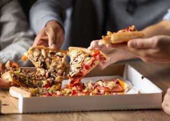 Quase um terço dos brasileiros pede comida por delivery mais de uma vez por semana