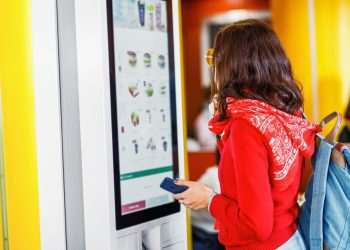 Totens de autoatendimento e aplicativos próprios crescem como tendência no foodservice