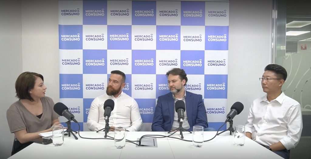 Debate Scandit Mercado&Consumo. Imagem ReproduçãoAiana Freitas, editora-chefe da Mercado&Consumo, Alexandre Gyurkovits, diretor de e-commerce do Carrefour, Fabiano Rustice, CIO da Pernambucanas, e Enzo Ebina, gerente de contas da Scandit Brasil