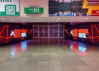 Aeroporto de Goiânia propõe experiência imersiva com túnel de LED no desembarque