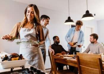 Com o aumento do custo de vida, consumidores repensam hábitos para reduzir despesas