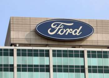 Ford cede espaço em fábrica de bateria para Nissan em recuo de estratégia para veículo elétrico