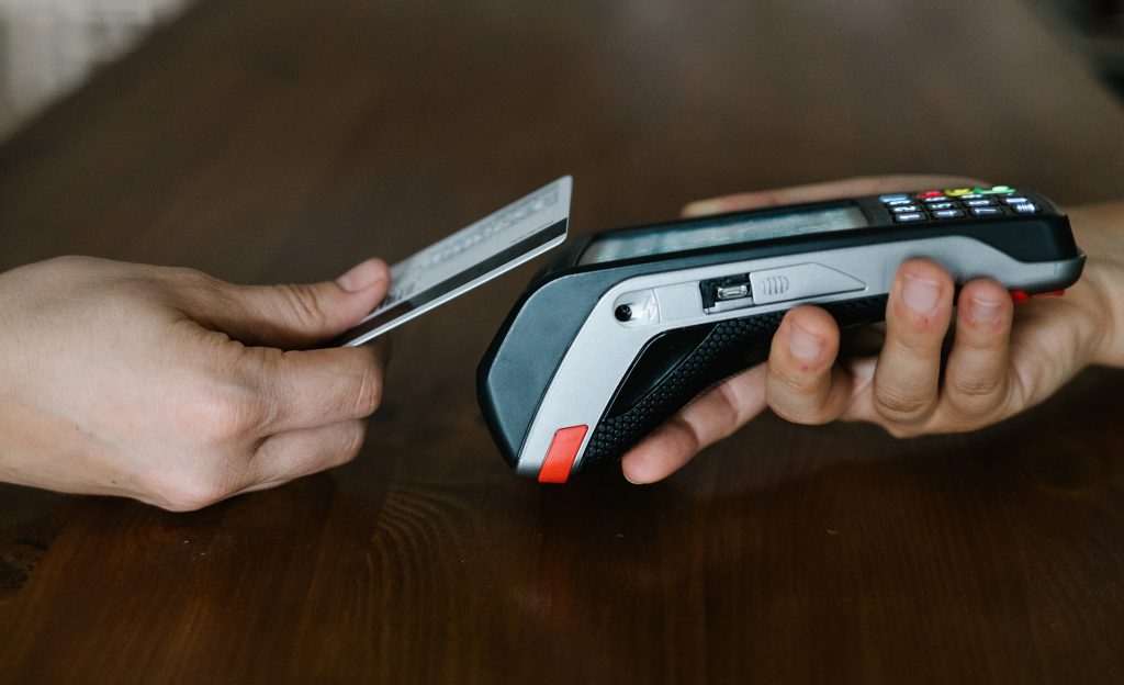 Clonagem do cartão, bloqueio por aproximação e mudanças no valor de pagamento são golpes tradicionais para o carnaval