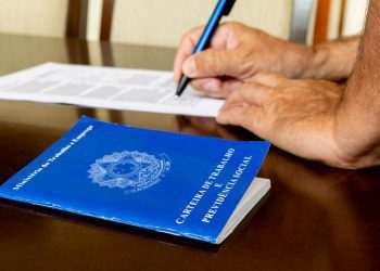 Taxa média de desemprego de 9,3% em 2022 é a menor desde 2015