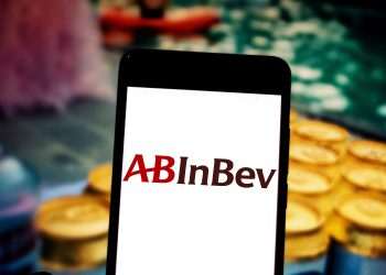 Bilionário Marcel Telles doa ao filho fatia na AB InBev, maior cervejaria do mundo