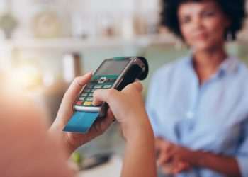 Cartão de débito deverá pagar comércio de forma instantânea a partir de 2024