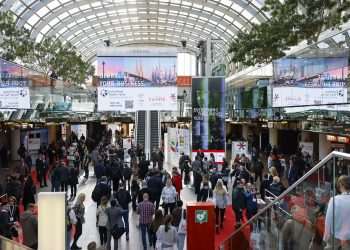 Brasileira The LED monta estande na EuroShop 2023, na Alemanha