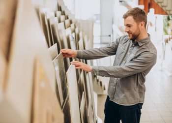 Puxada pelo comércio, confiança do empresário sobe 0,6 ponto em fevereiro