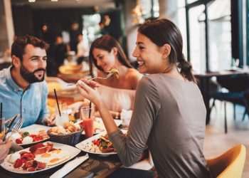 Foodservice supera crise, fatura mais em 2023 e planeja investir em práticas sustentáveis