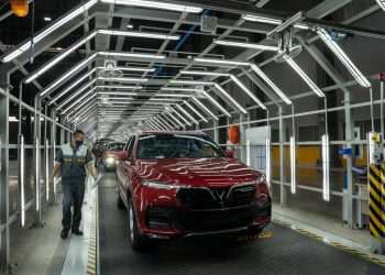 Com demanda em baixa, montadoras param produção